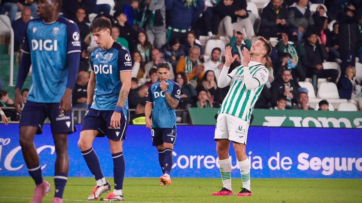 Pedro Ortiz se lamenta tras una acción del Córdoba CF-Cádiz.