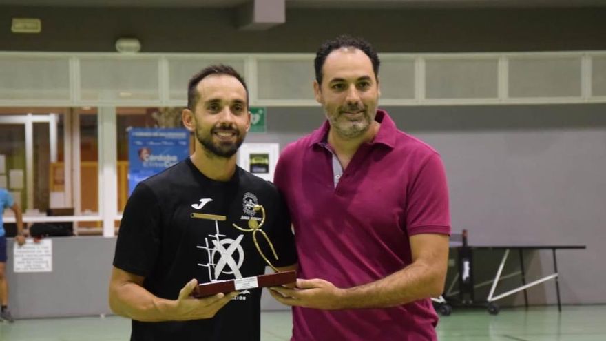 El capitán del Ángel Ximénez, José Cuenca, recoge el trofeo de campeón de la Córdoba Élite Cup de manos de Rafael Moreno, concejal de Deportes del Ayuntamiento de Posadas.