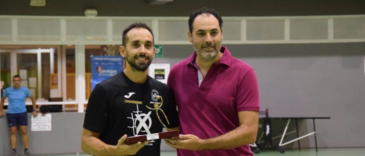 El capitán del Ángel Ximénez, José Cuenca, recoge el trofeo de campeón de la Córdoba Élite Cup de manos de Rafael Moreno, concejal de Deportes del Ayuntamiento de Posadas.