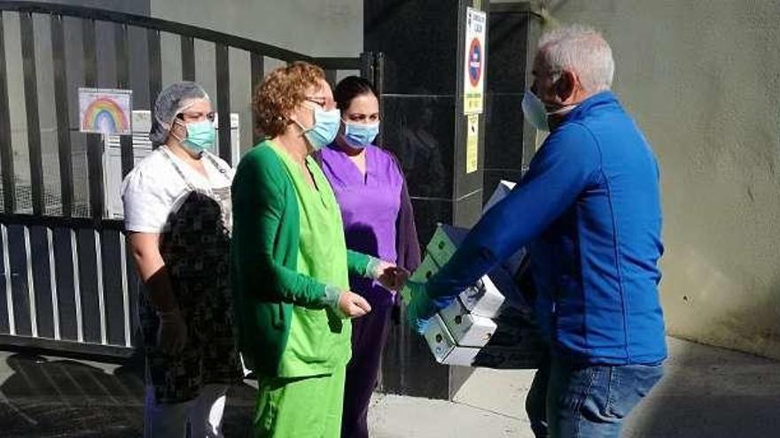 Lácteos Anzuxao dona quesos a la residencia de Nosa Señora das Dores y al Hogar de Santa Rita en coordinación con los servicios sociales del Concello de Lalín.