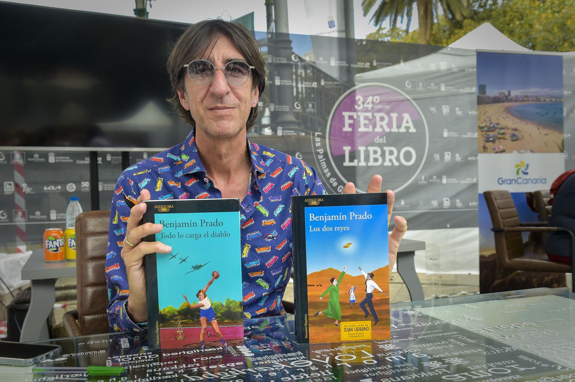 Benjamín Prado firmando libros.jpg