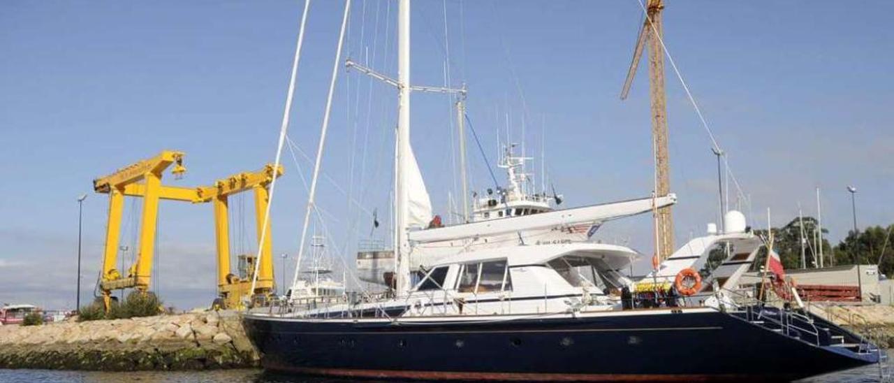 El &quot;Ree&quot; permaneció amarrado al muelle de A Illa antes de viajar a Vigo. // Noé Parga