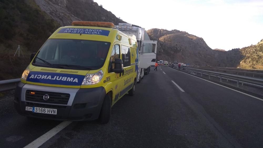 La autopista del Huerna, cortada por un accidente en Barrios de Luna