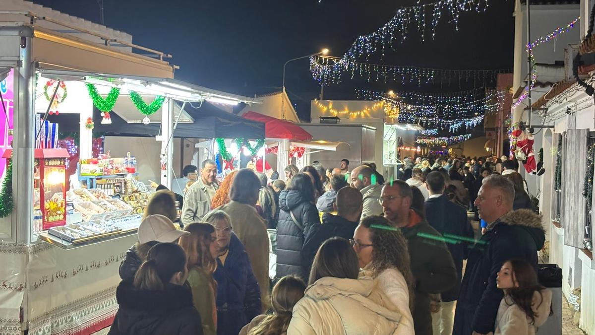 VÍDEO | Miles de personas colapsan la pedanía de Sagrajas durante el puente para ver su iluminación navideña
