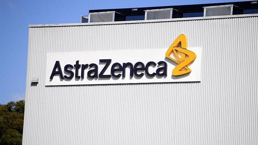 Bruselas exige a AstraZeneca que cumpla con los plazos para distribuir su vacuna