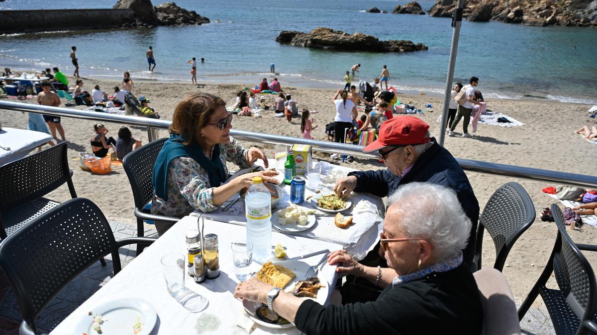 Playas y terrazas llenas en la Región de Murcia.