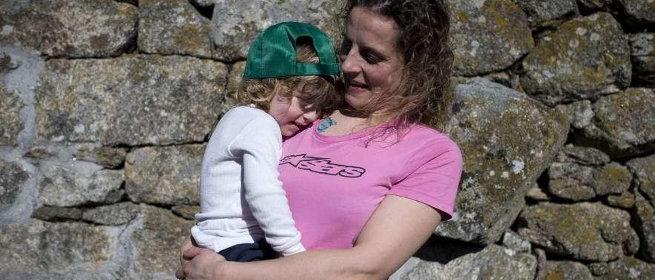 Judit y su hijo Breogán, de 3 años, en su aldea de Pedra do Sol, donde viven dos familias. // Brais Lorenzo