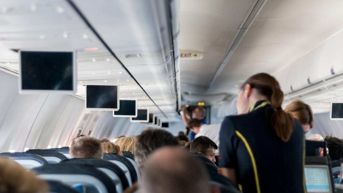 Imagen de archivo de una azafata en un avión.