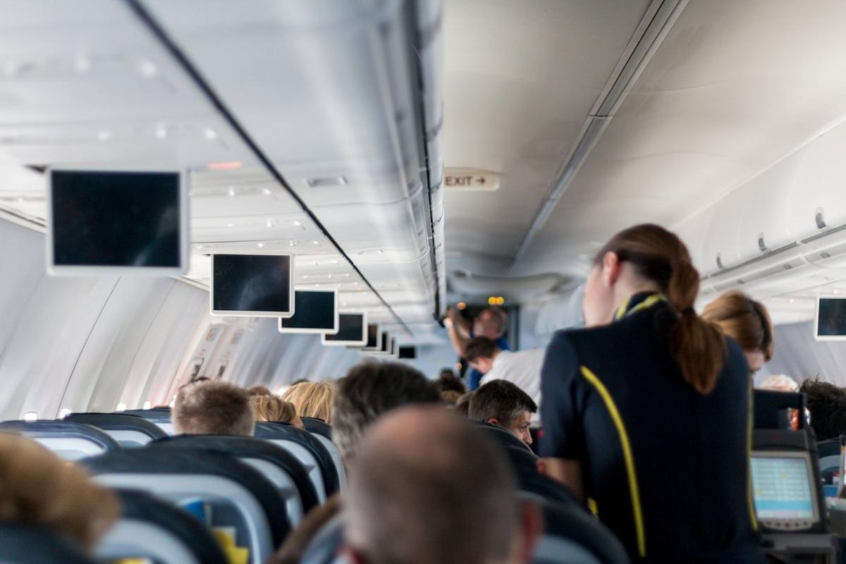 Imagen de archivo de una azafata en un avión.