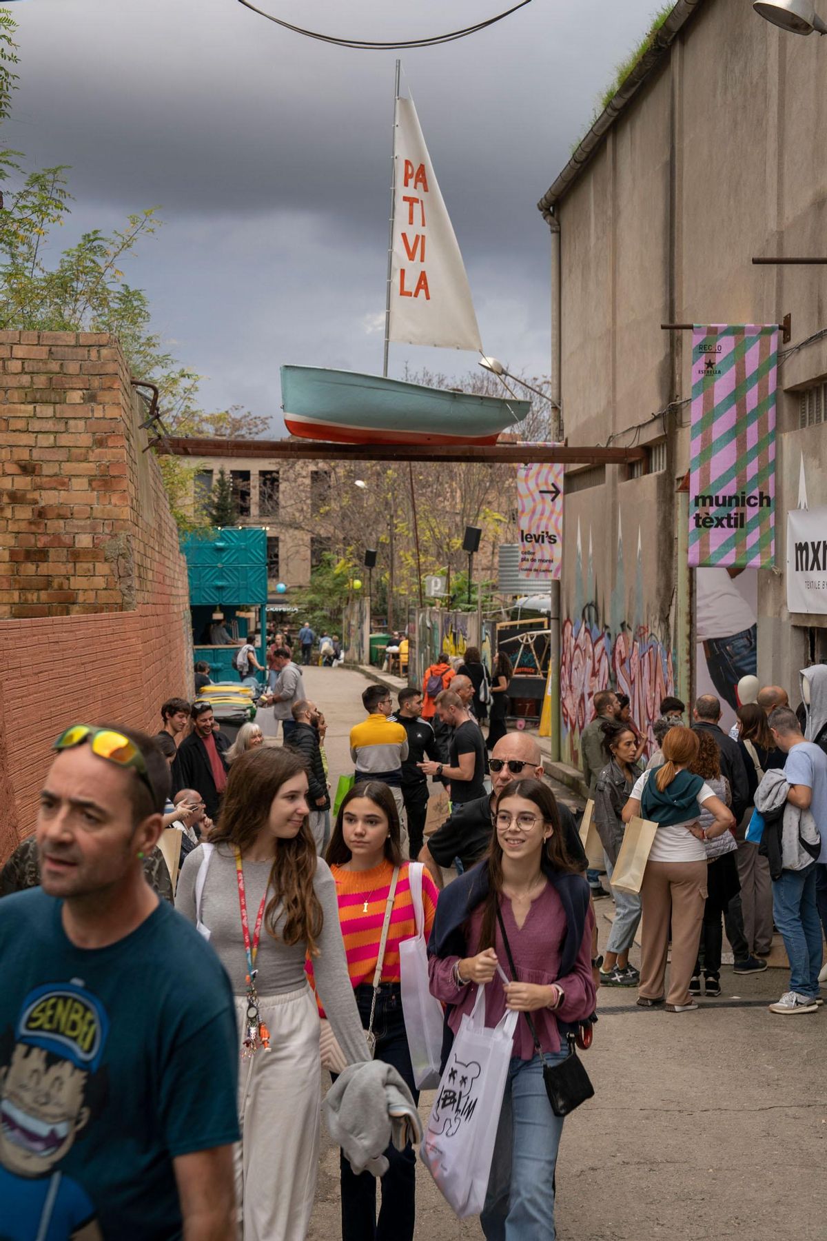 Visitants al REC als carrers del vell barri industrial