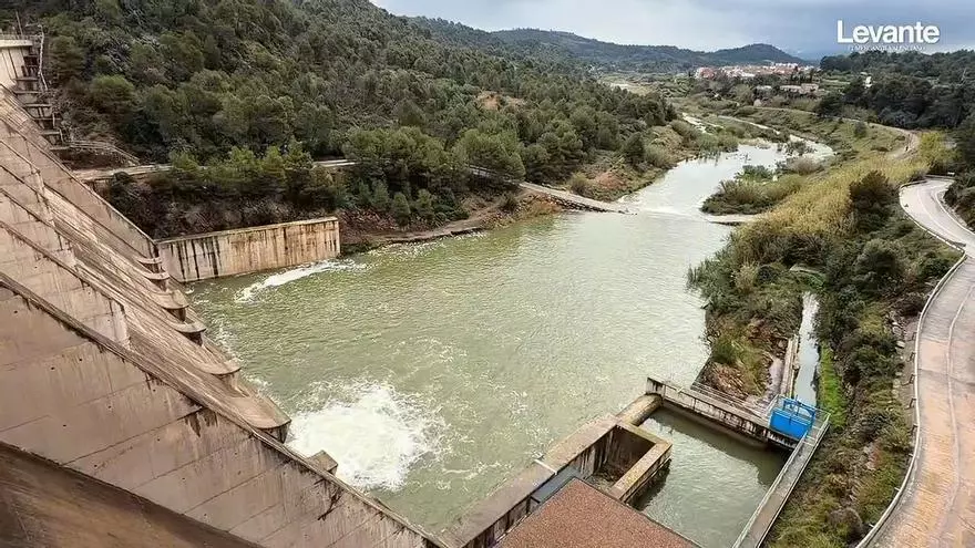 El aumento del caudal y la previsión de más lluvias lleva a abrir la presa de Algar