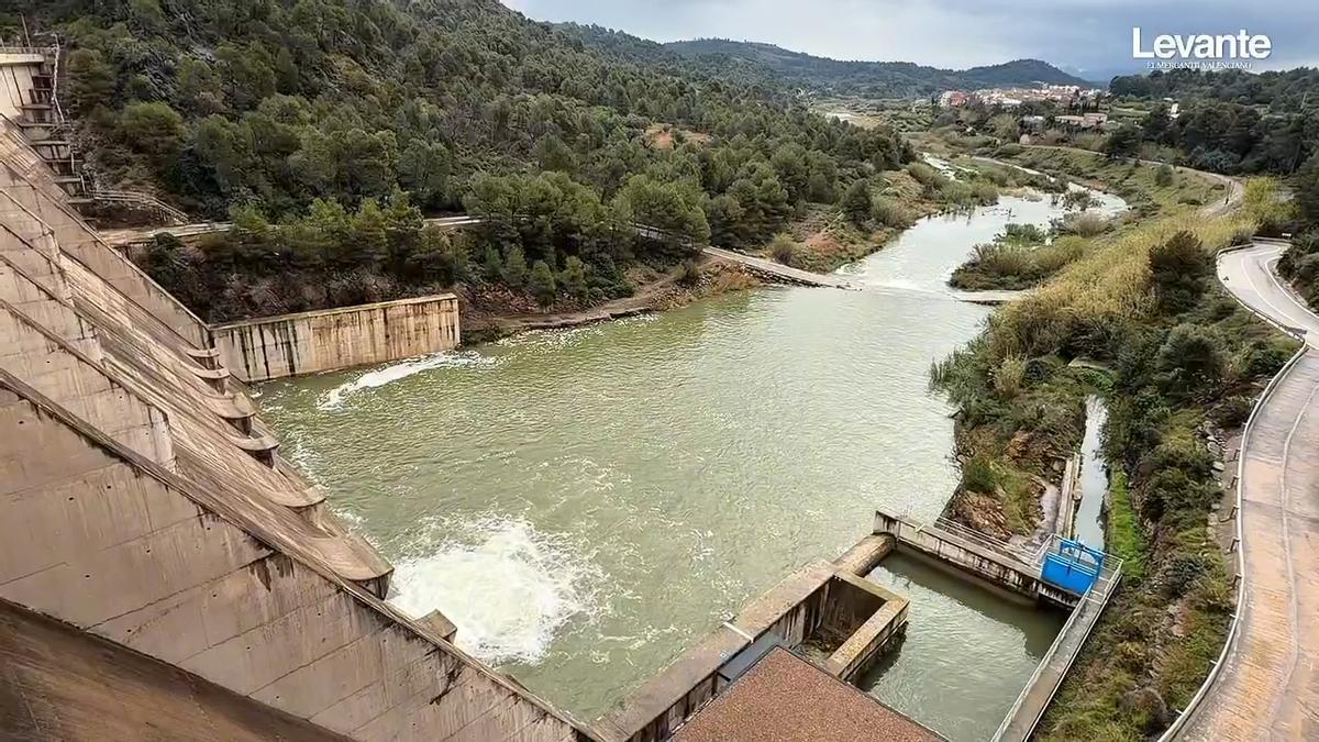 El aumento del caudal y la previsión de más lluvias lleva a abrir la presa de Algar
