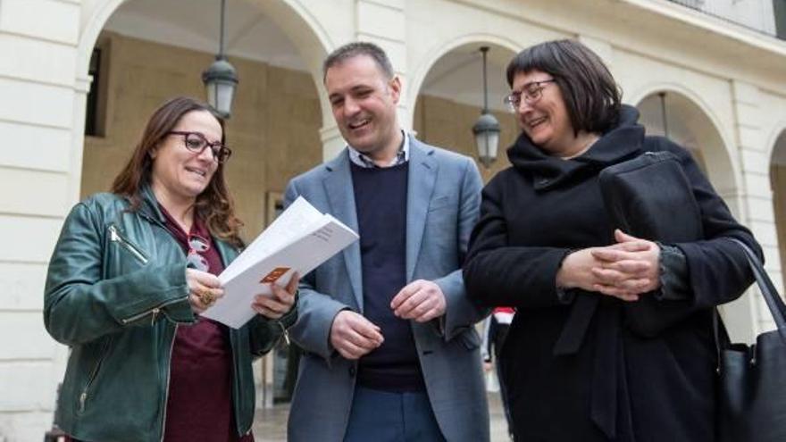 Ediles de Compromís ante la Audiencia de Alicante el día que presentaron la denuncia.
