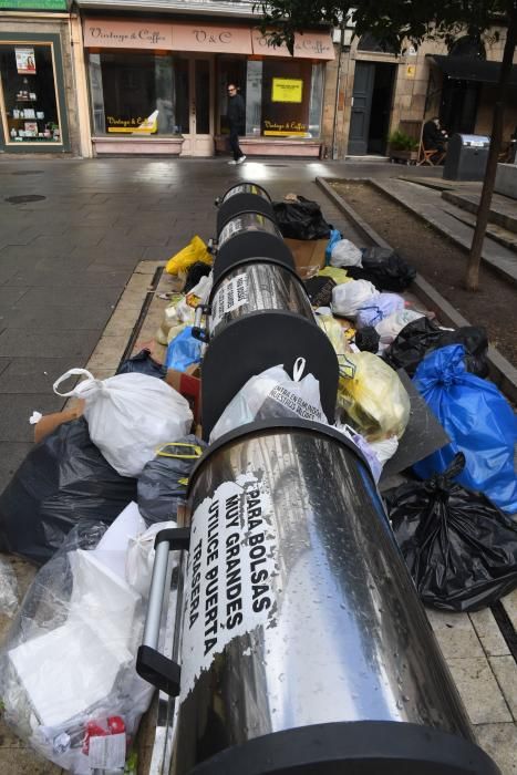 Basura sin recoger en las calles de A Coruña