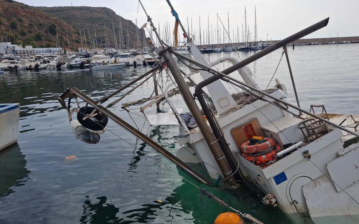 El pesquero llevaba 5 años abandonado y se había convertido en refugio de un "sintecho"