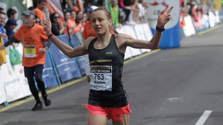 Julia Viellehner gewann den Halbmarathon durch Palma.