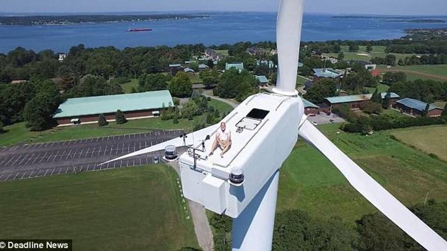 Un dron graba en Estados Unidos a un hombre tomando el sol sobre un molino