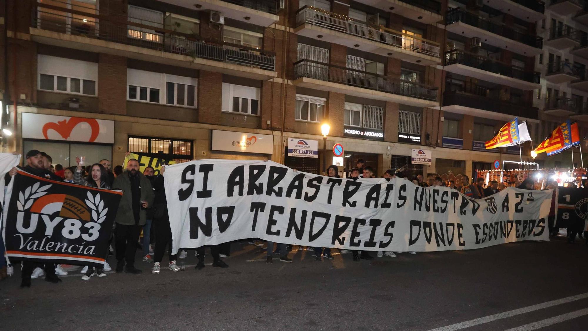 Tensión y protestas de la afición contra la gestión de Lim antes del