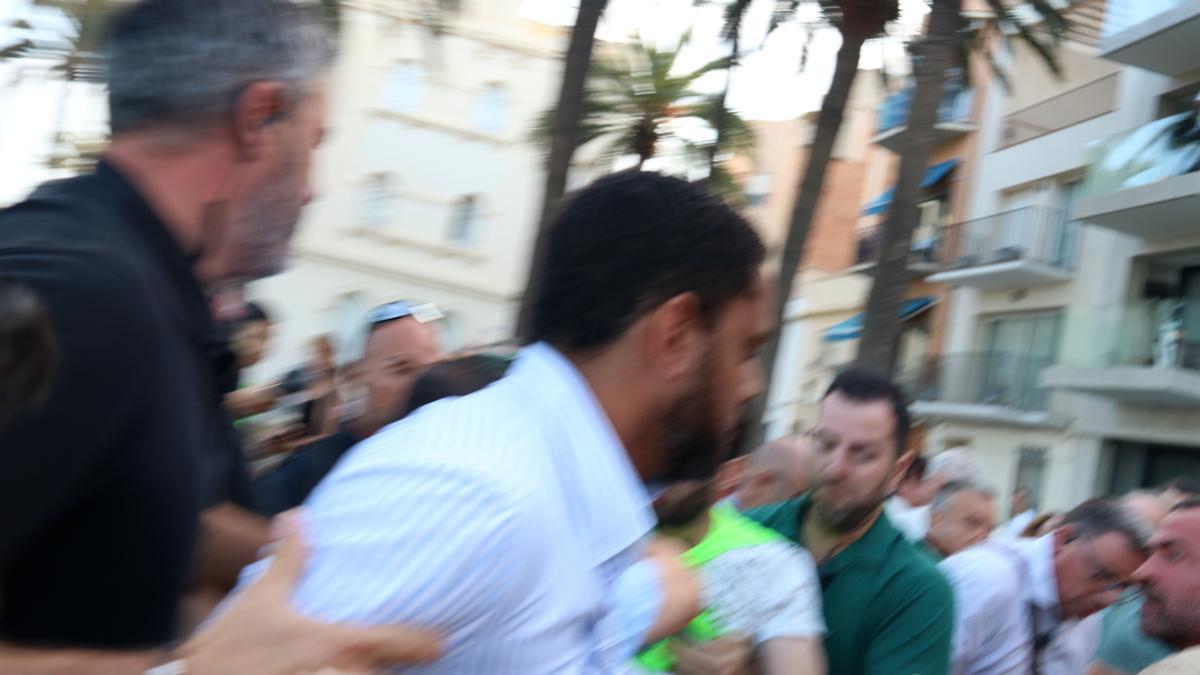 Imagen de un agente de seguridad evitando que Ignacio Garriga avance hacia los manifestantes durante un mitin de Vox en Badalona