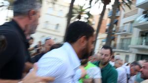 Imatge dun agent de seguretat evitant Ignacio Garriga avançar cap als manifestants antifeixistes després dencarar-shi durant el míting de Vox a Badalona