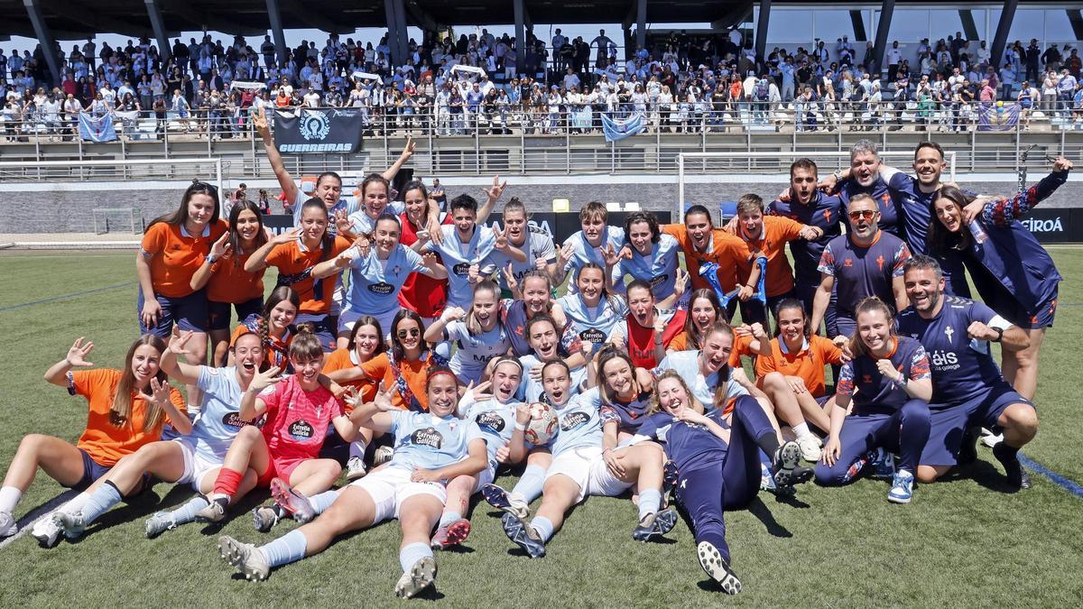 Jugadoras y equipo técnico de As Celtas posan tras la crucial victoria frente al Olímpico de León en un campo de A Madroa a rebosar de aficionados.