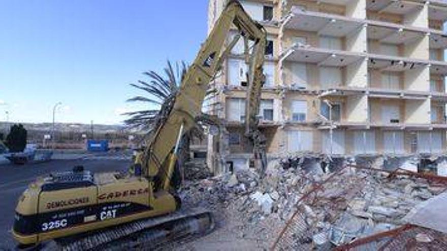 Comienza el derribo del edificio Prados II que se prolongará 2 meses en Torreblanca