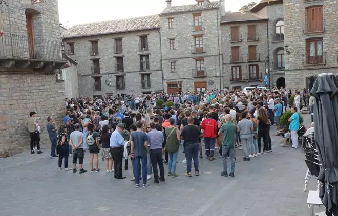 Minuto de silencio en Boltaña por el asesinato del hijo de un miembro de La Ronda de Boltaña