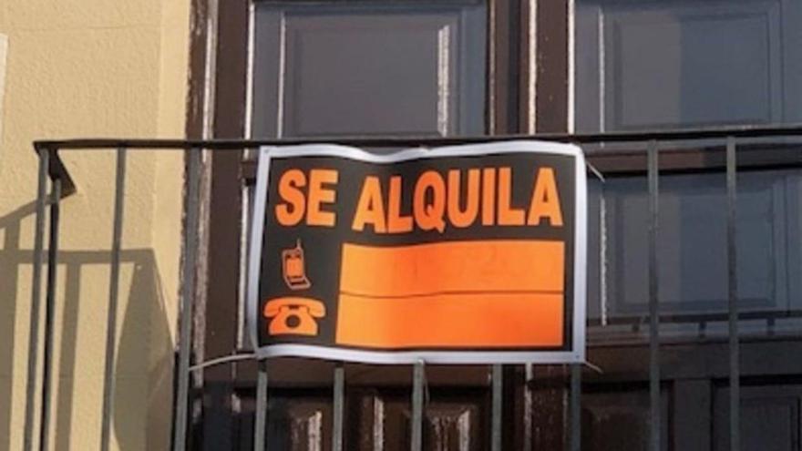 Cartel en una vivienda en alquiler.