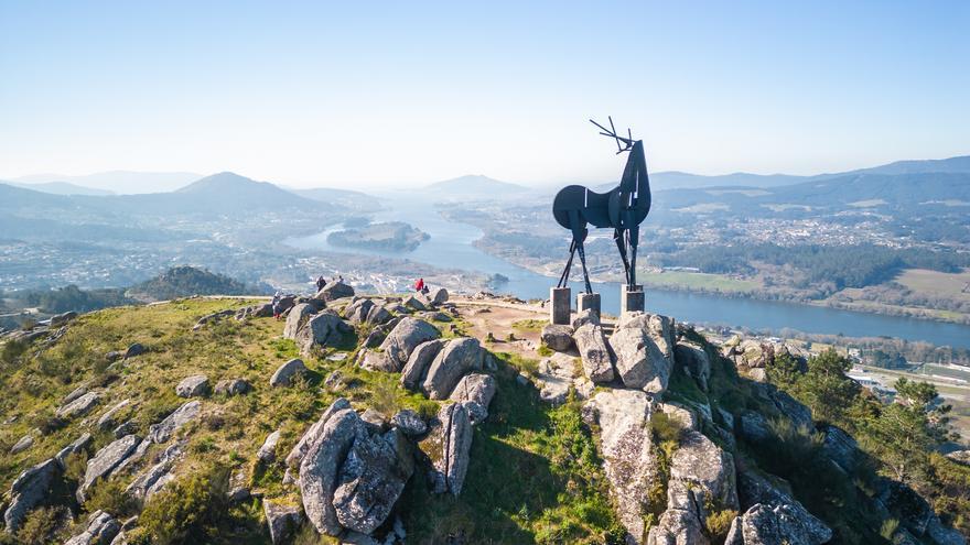 Malestar en Portugal: vandalizan la emblemática escultura do Cervo ubicada en el icónico mirador de Vila Nova de Cerveira