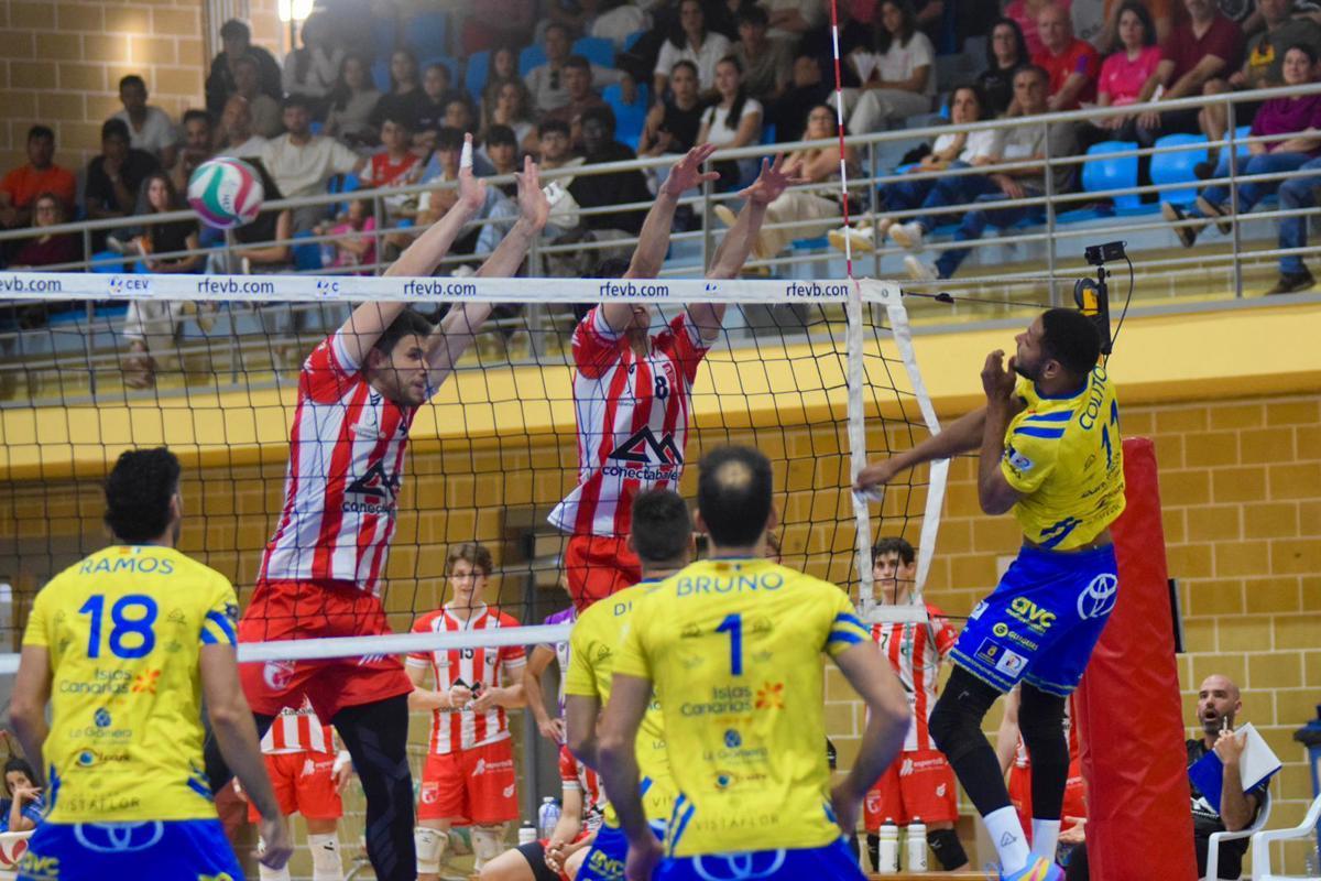 El Arena se viste de gala para llevar al CV Guaguas a la final del playoff