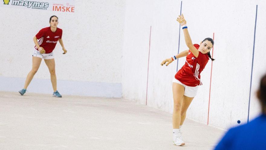 Júlia i Victoria, en la final del Trofeu Rolser que van guanyar