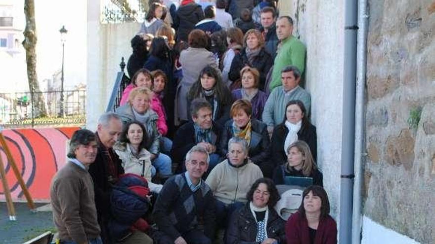 Varios padres, ayer, al lado del Concello con sus hijos de espaldas. / m. s.