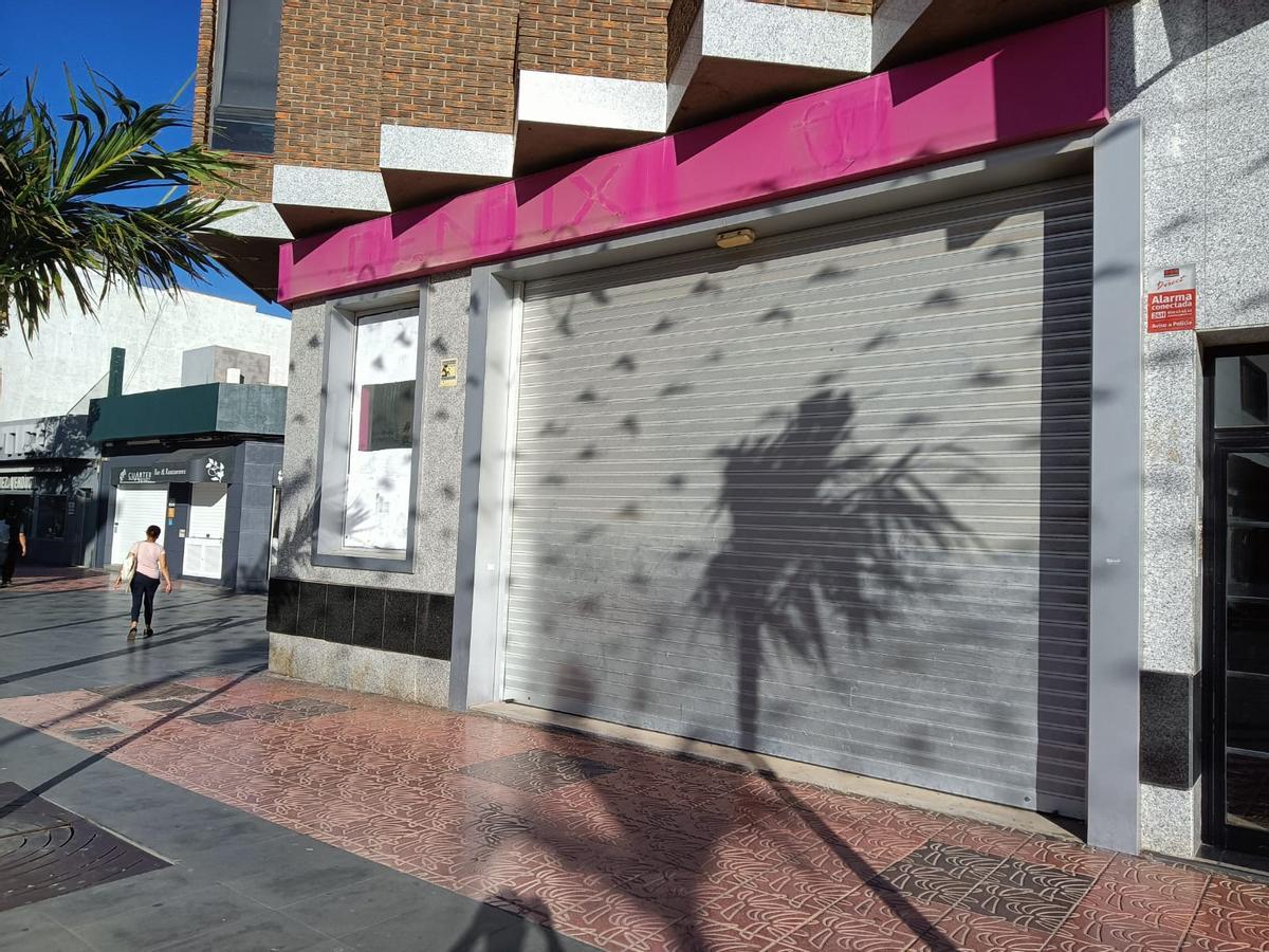 Uno de los locales cerrados en la zona peatonal de la Avenida de Canarias