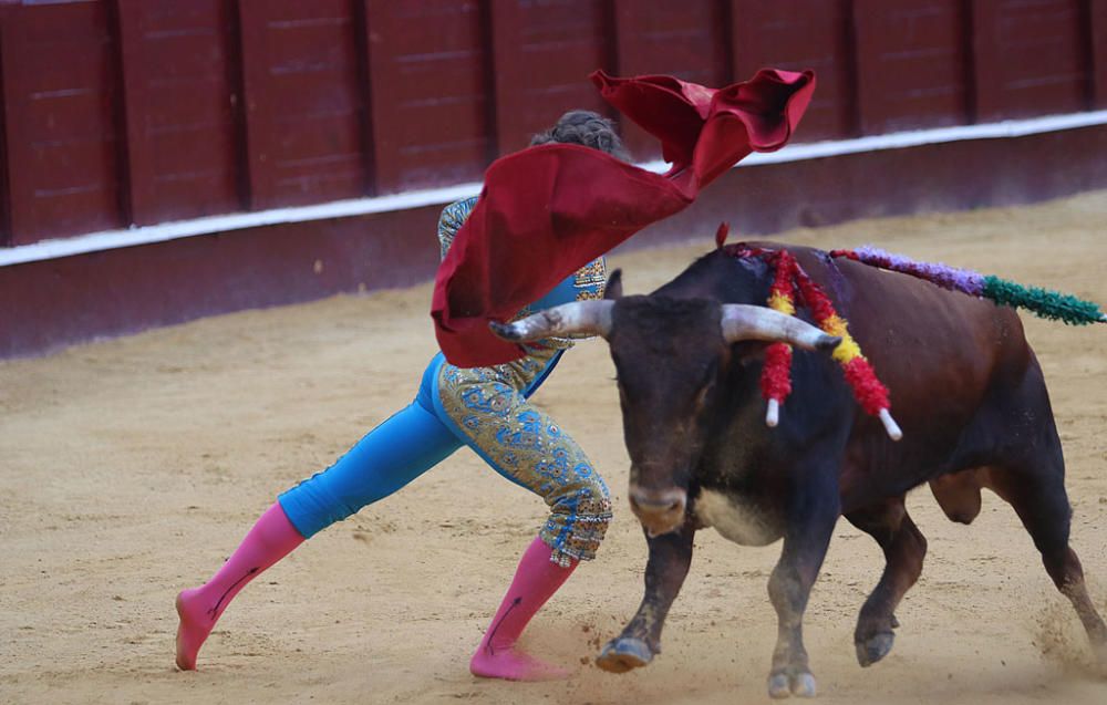 Más de siete mil personas presencian una final del Certamen de Escuelas Taurinas de buen nivel en la que el triunfador fue Miguel Aguilar y en la que también destacó el almeriense Jorge Martínez