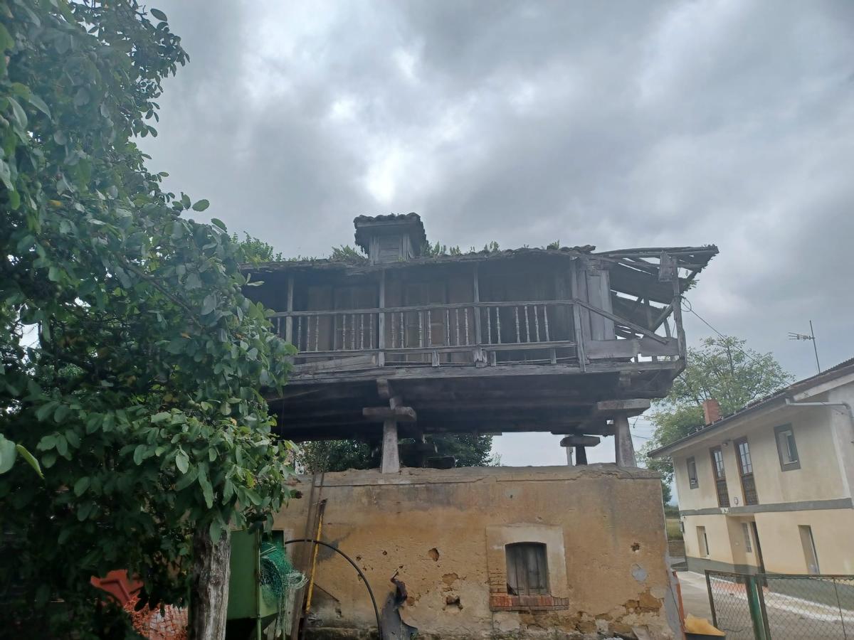 La "panera confesionario" de Ables, las singulares tallas de Llanera que cuentan más de 120 años