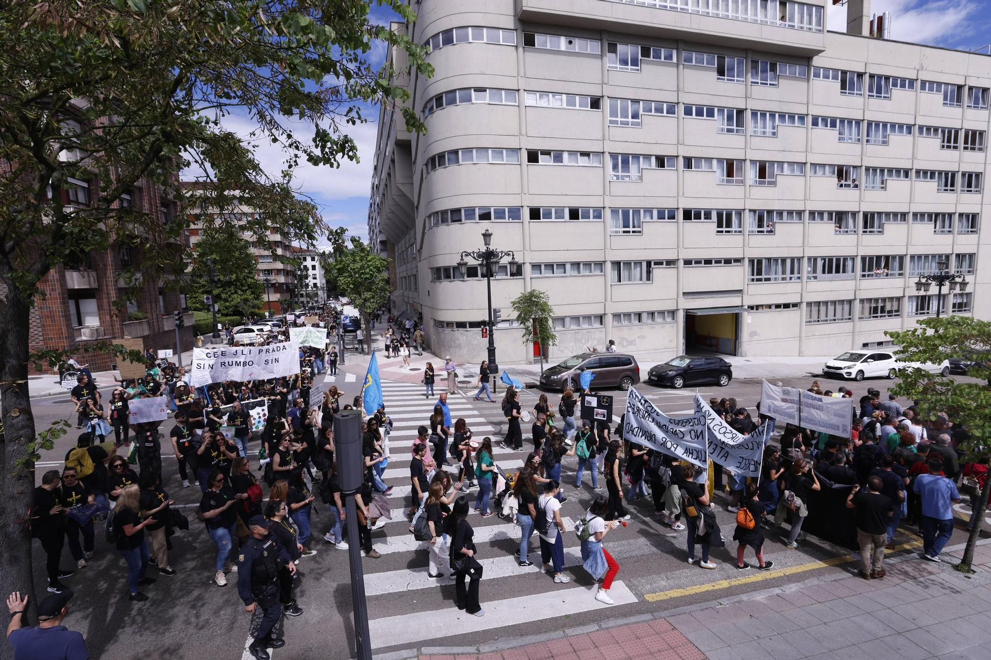 EN IMÁGENES: Cientos de profesores se manifiestan en Oviedo en la cuarta jornada de huelga