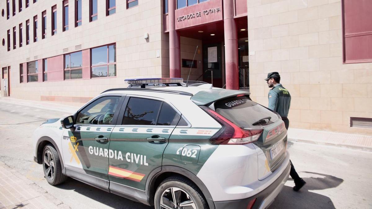 El coche de la Guardia Civil, este mediodía en la puerta de los juzgados de Totana