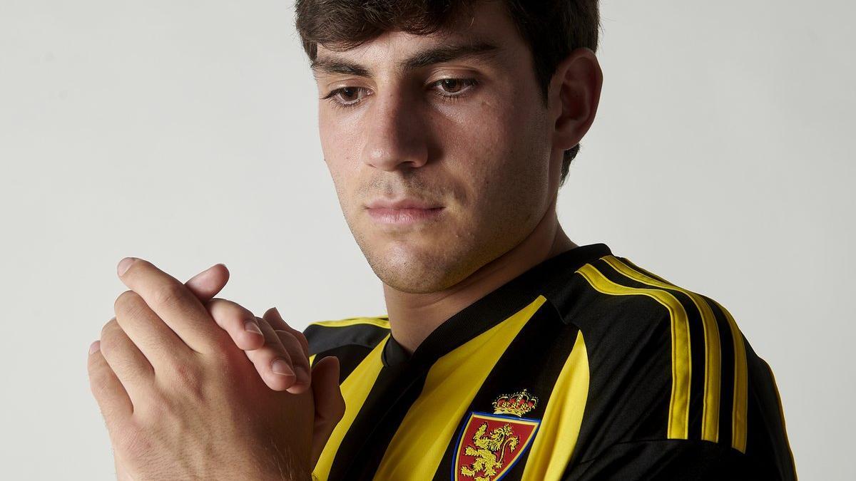 Iván Azón, con la nueva camiseta &#039;avispa&#039; del Real Zaragoza.