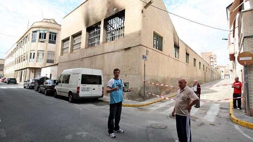 Los vecinos aseguran que llevan varios años alertando del peligro que supone tener una infraestructura tan grande abandonada dentro del casco urbano