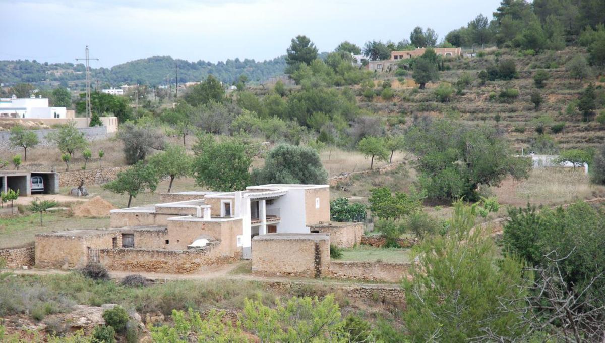 El horno de Ca na Rosa,
en Sant Josep, se halla
dentro de un cercado. x.p.