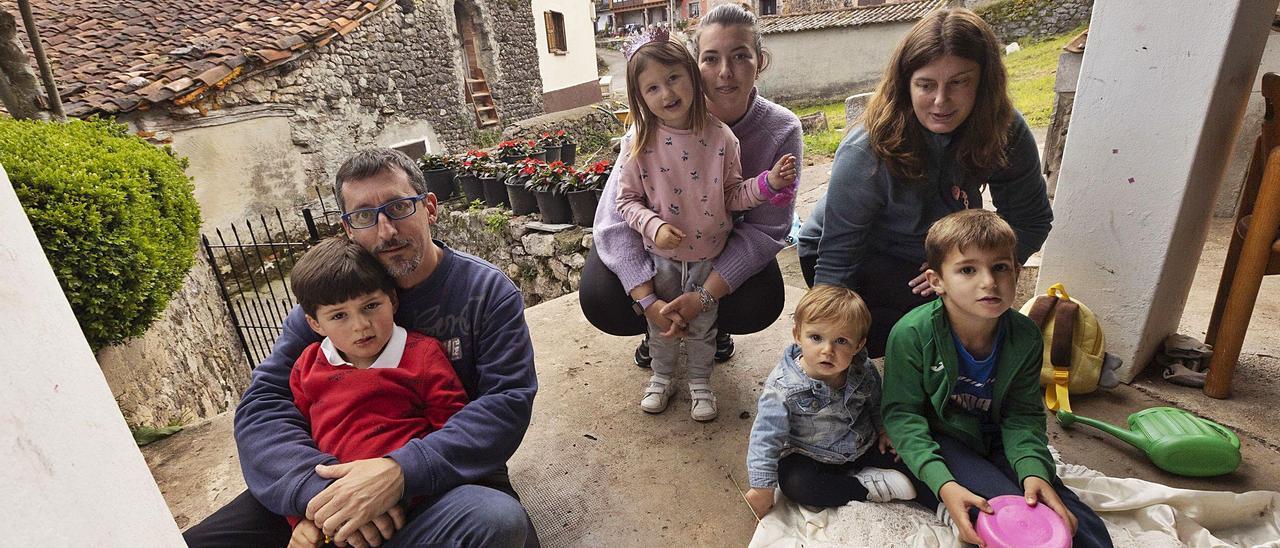 Por la izquierda, Mario Fernández y Leo; Laura Moradiellos y Valeria, y Esther Fernández con Carmen y Luis, en Asiegu.