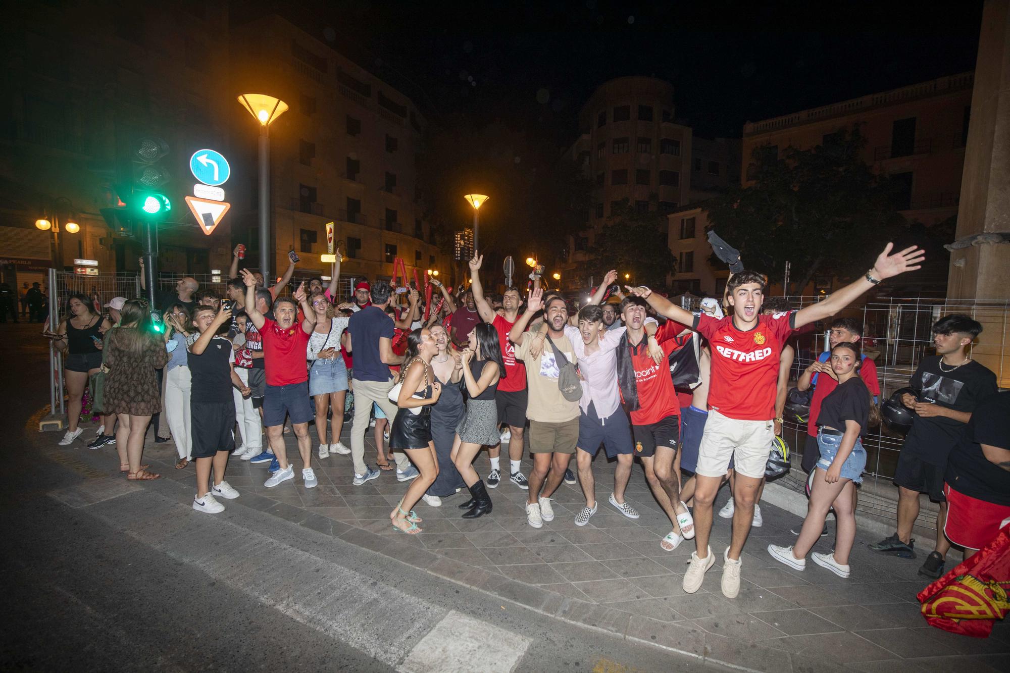 El Mallorca es de Primera: La euforia de la afición se desata en la plaza de las tortugas de Palma