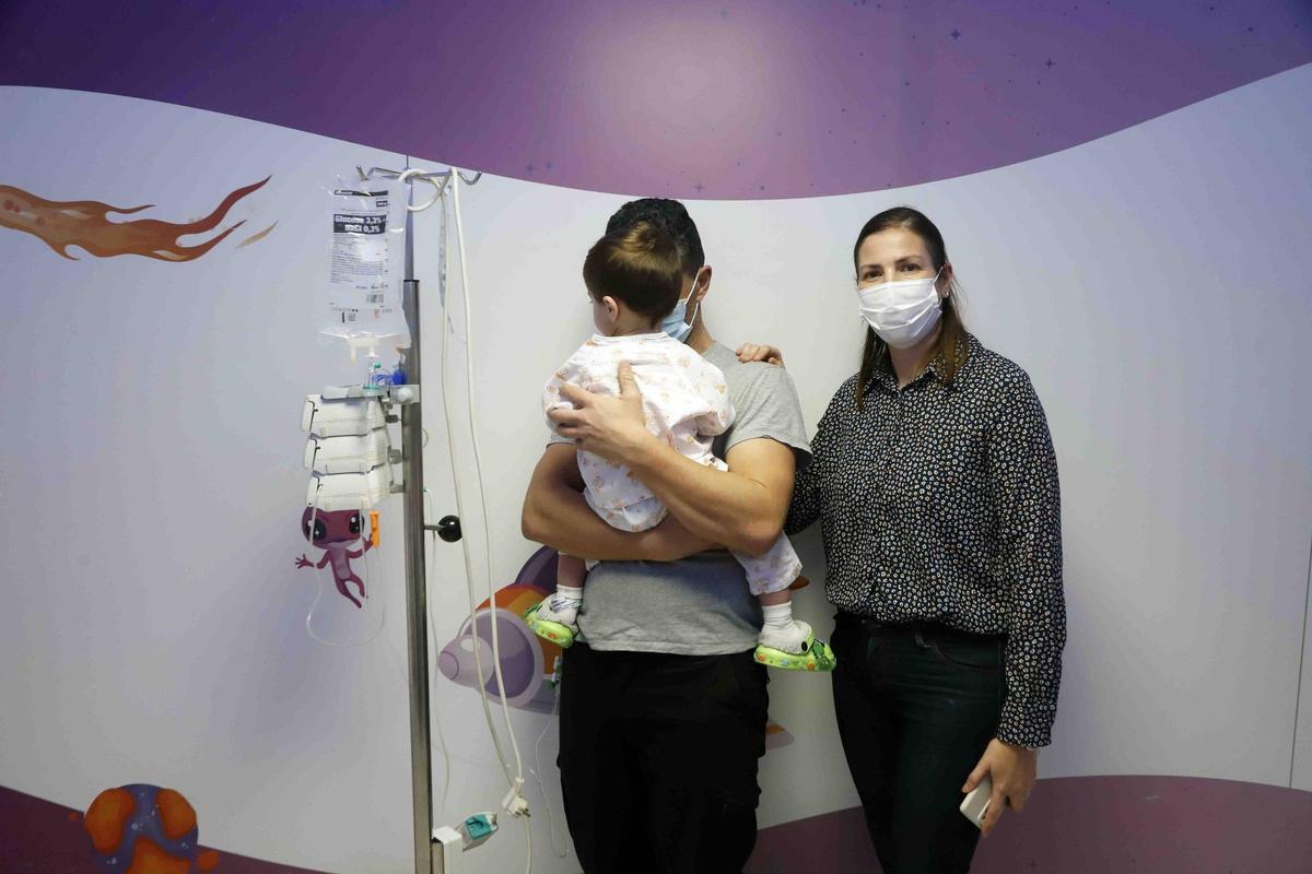 Raúl y Patricia junto a su hijo Martín en el Hospital Materno Infantil de Málaga