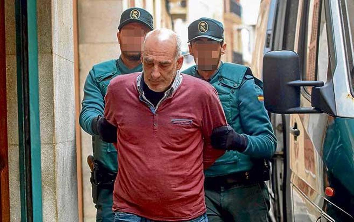 El policía local de Son Servera arrestado, de 59 años, ayer a su llegada al juzgado de Manacor.