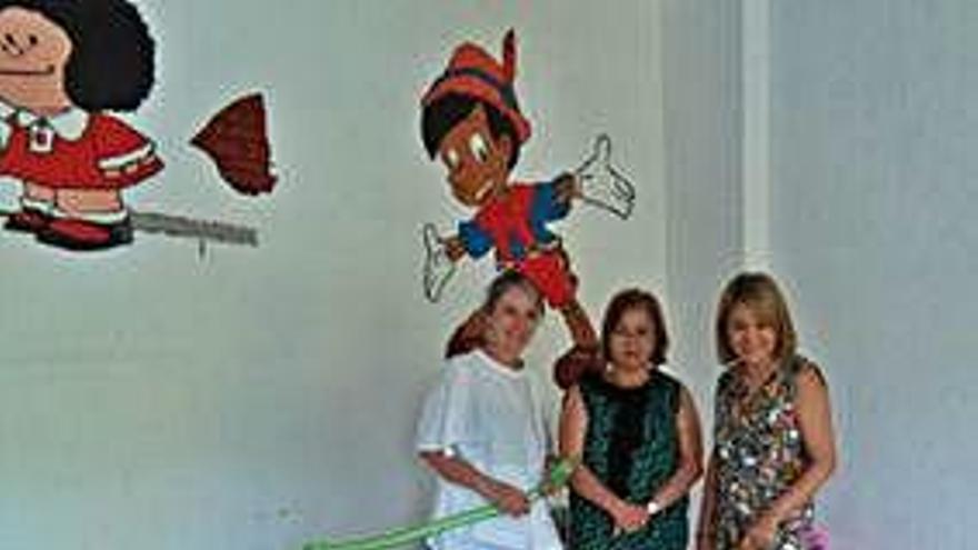 De la Higuera (derecha), Ruiz y una educadora saludan a los niños.