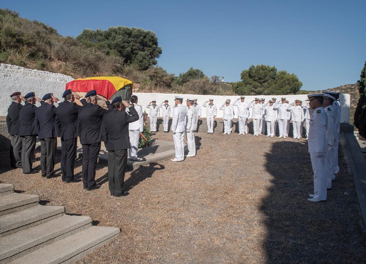 La representación militar rindió honores con el saludo reglamentario
