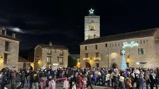 Aínsa da la bienvenida a la Navidad: así fue el particular y dulce encendido de luces