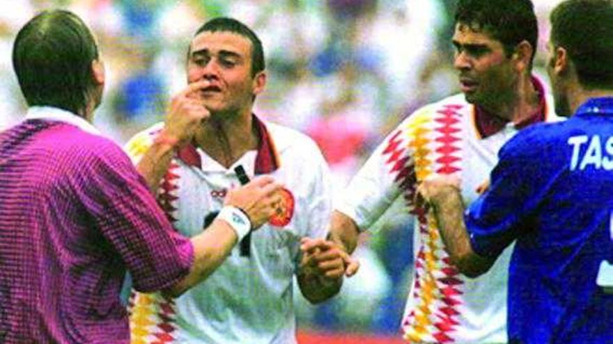 Luis Enrique, en el banquillo del campo del Parma durante su etapa como entrenador de la Roma. // Stringer