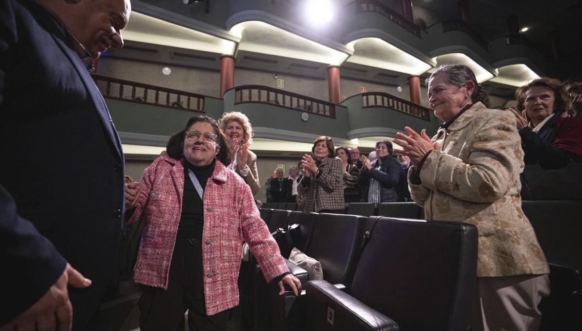 Rosario Álvarez junto a algunos de los asistentes al homenaje. |