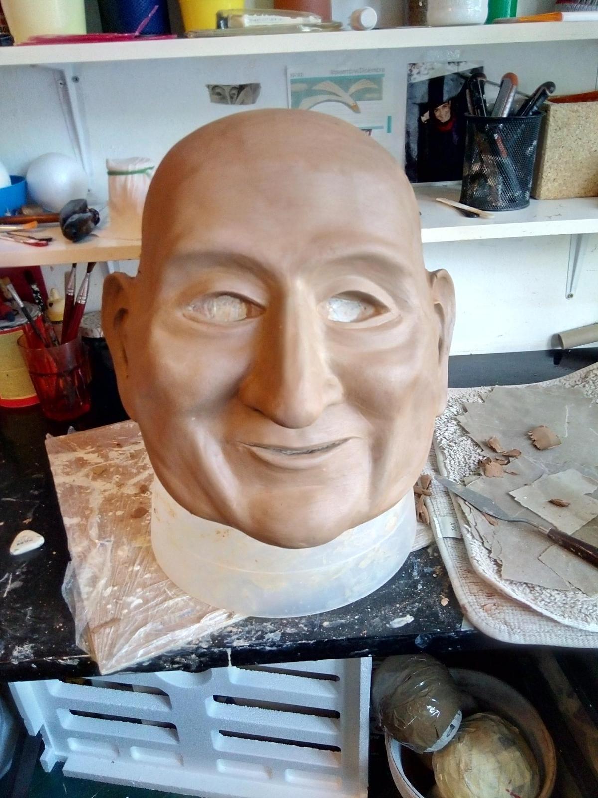 Antía Ferrer Lendoyro, artesana del papel y cartón piedra